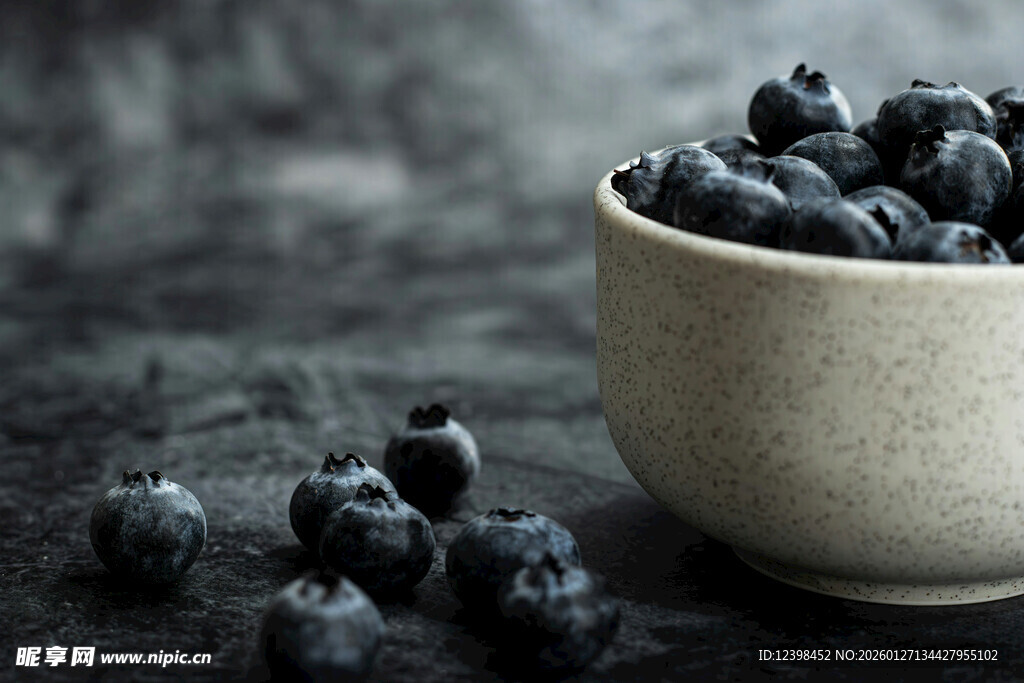 碗中蓝莓及散落果实