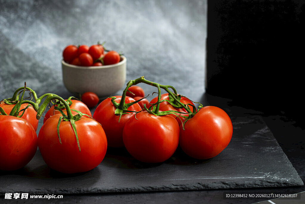 新鲜番茄静物摆拍