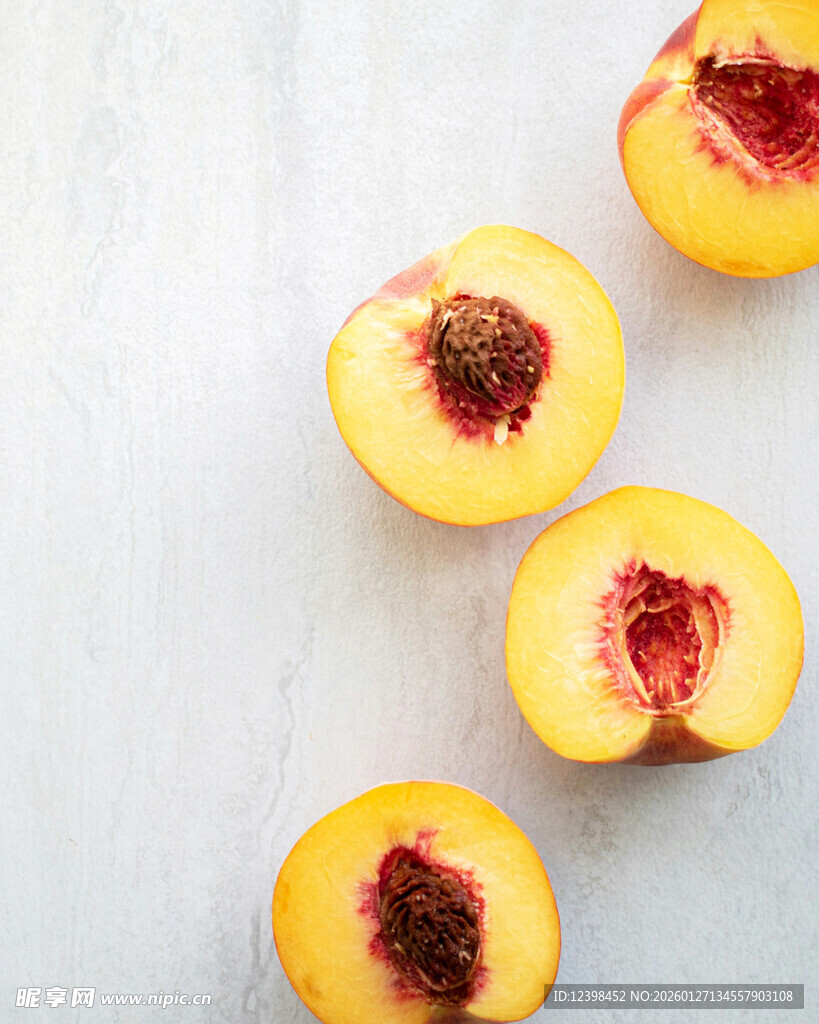 切开的新鲜桃子展示