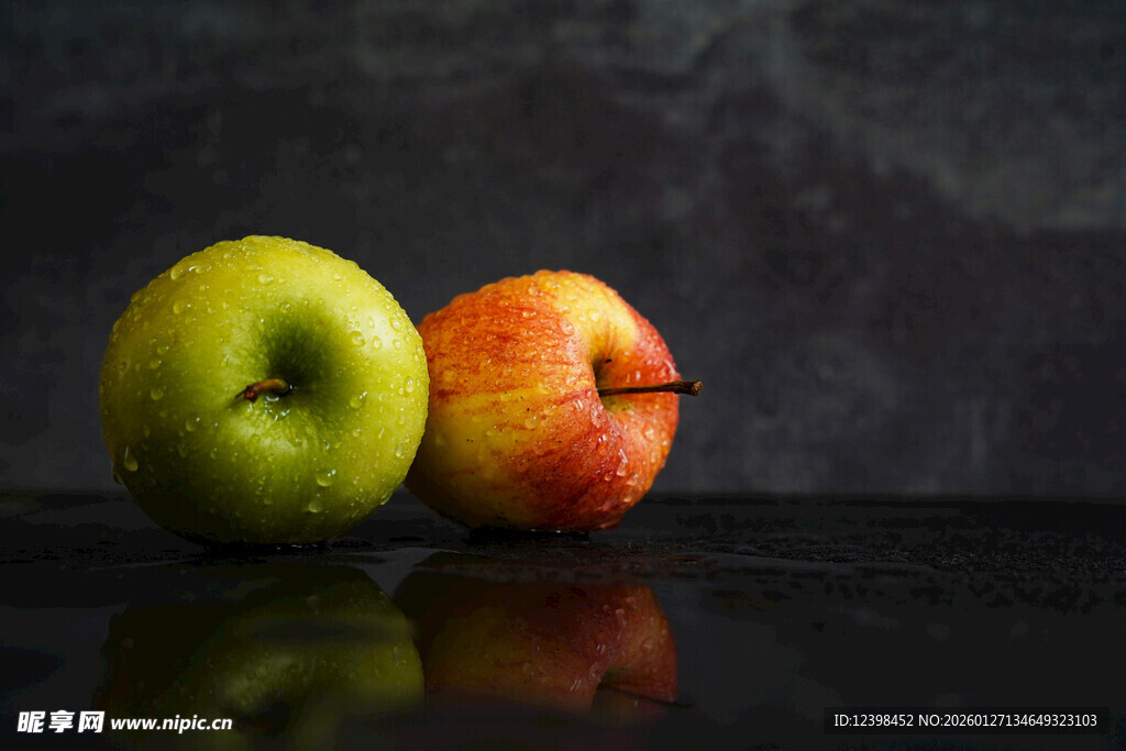 两个色泽鲜艳的美味苹果