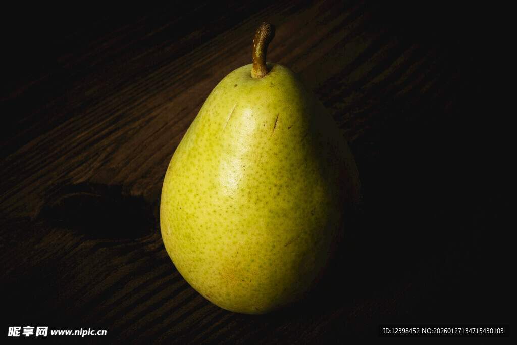 黄梨静置于深色木面