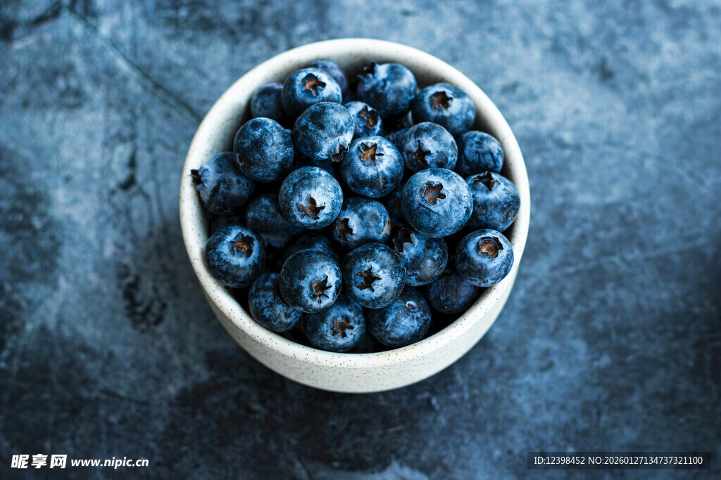 碗中饱满蓝莓色泽诱人