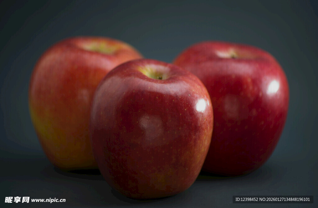 三个红苹果特写