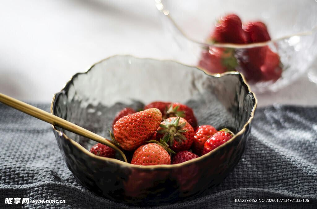 玻璃碗中的新鲜草莓