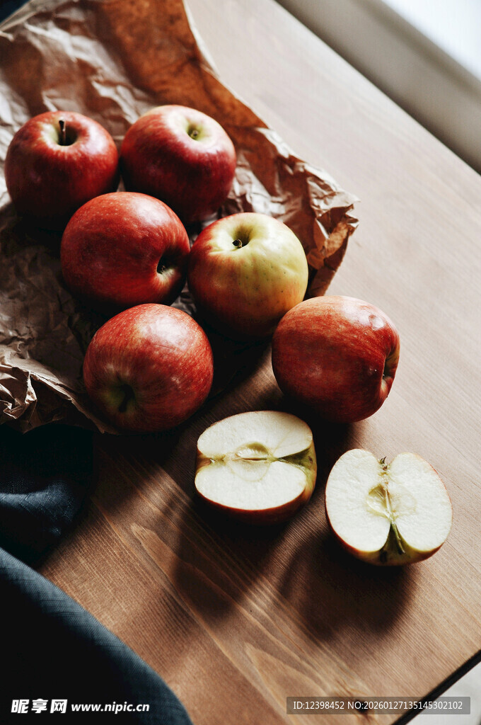 新鲜红苹果摆放在木桌上