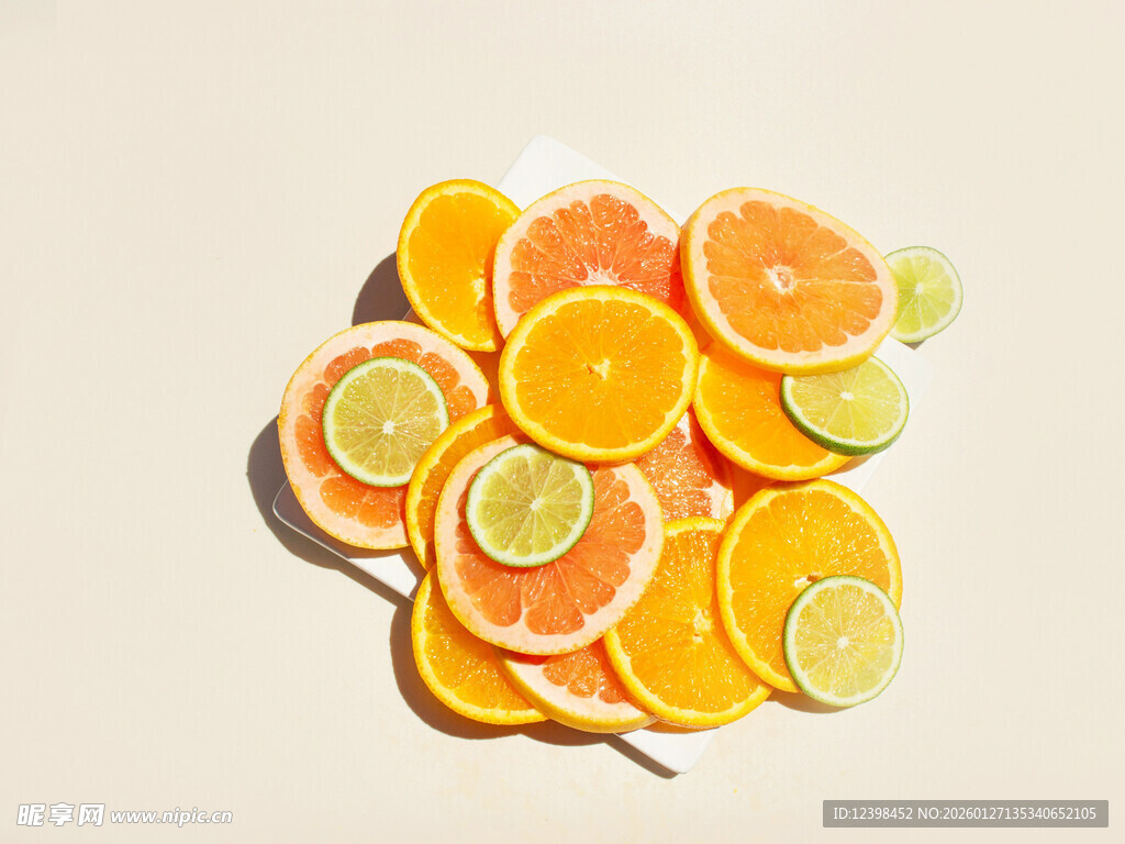 多彩柑橘切片摆拍图