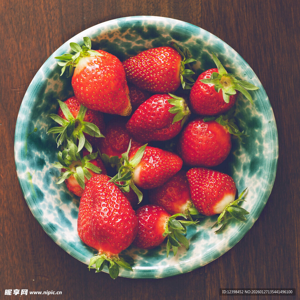 碗中新鲜草莓色泽诱人