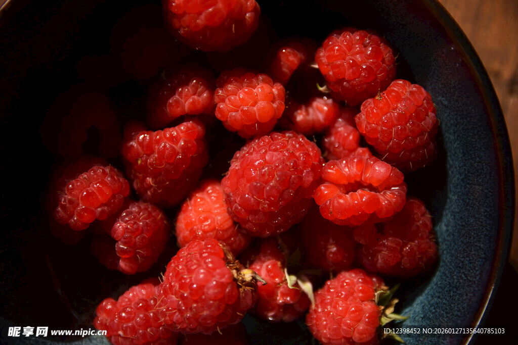 碗中饱满多汁的新鲜树莓