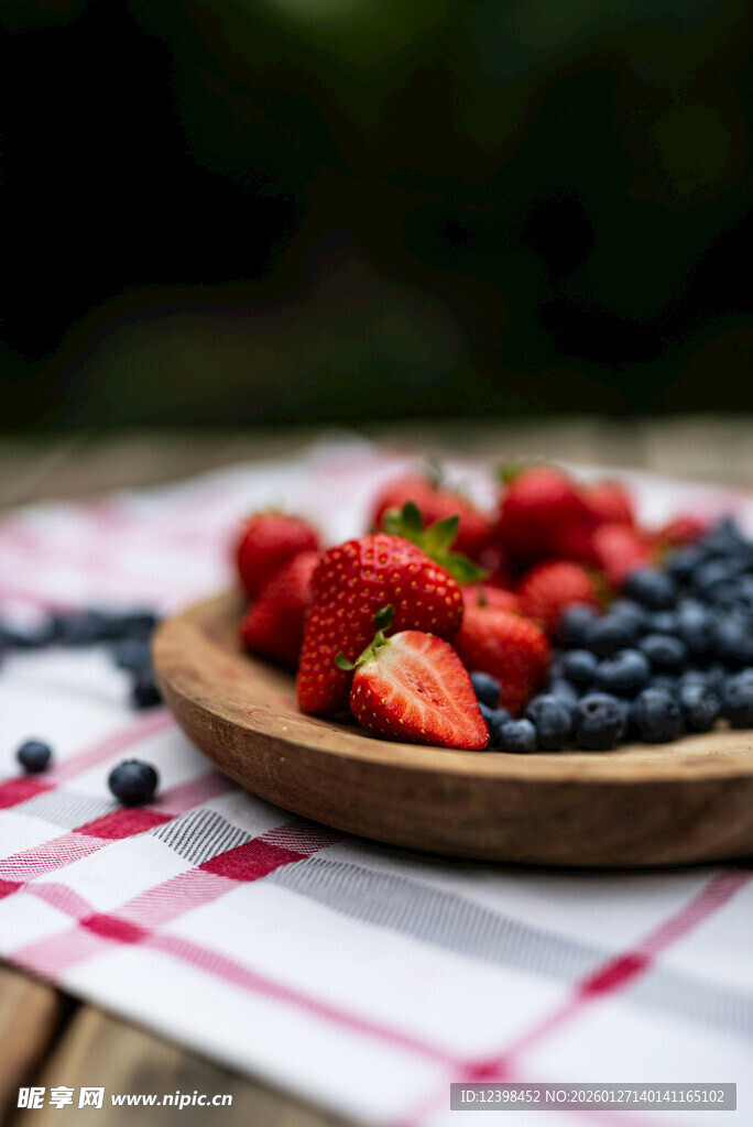 木盘里的新鲜草莓与蓝莓