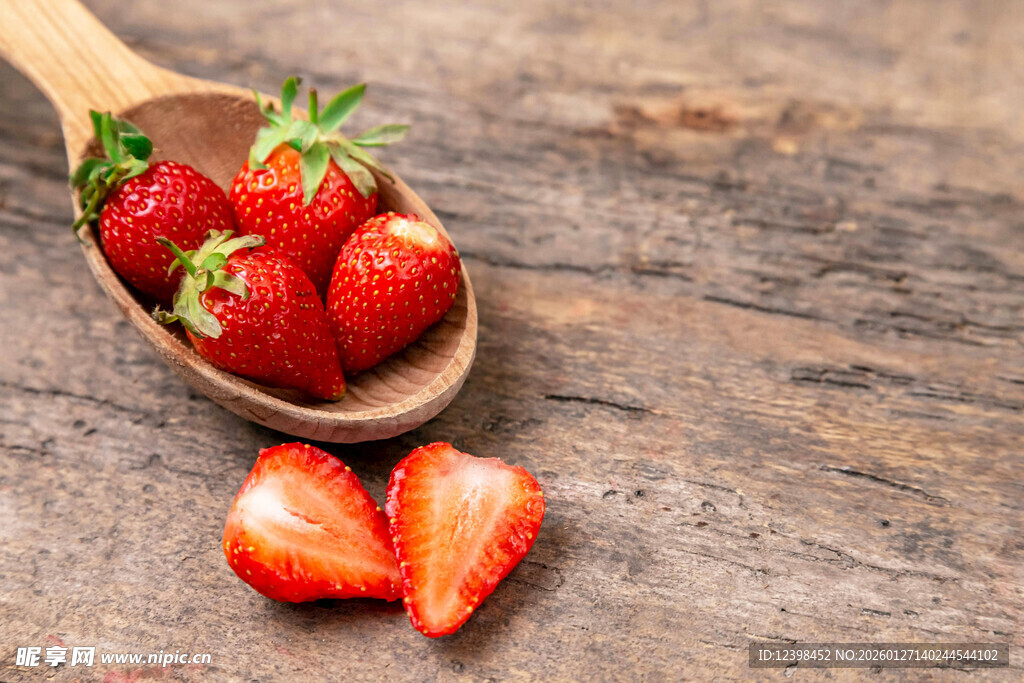 木勺中的新鲜草莓