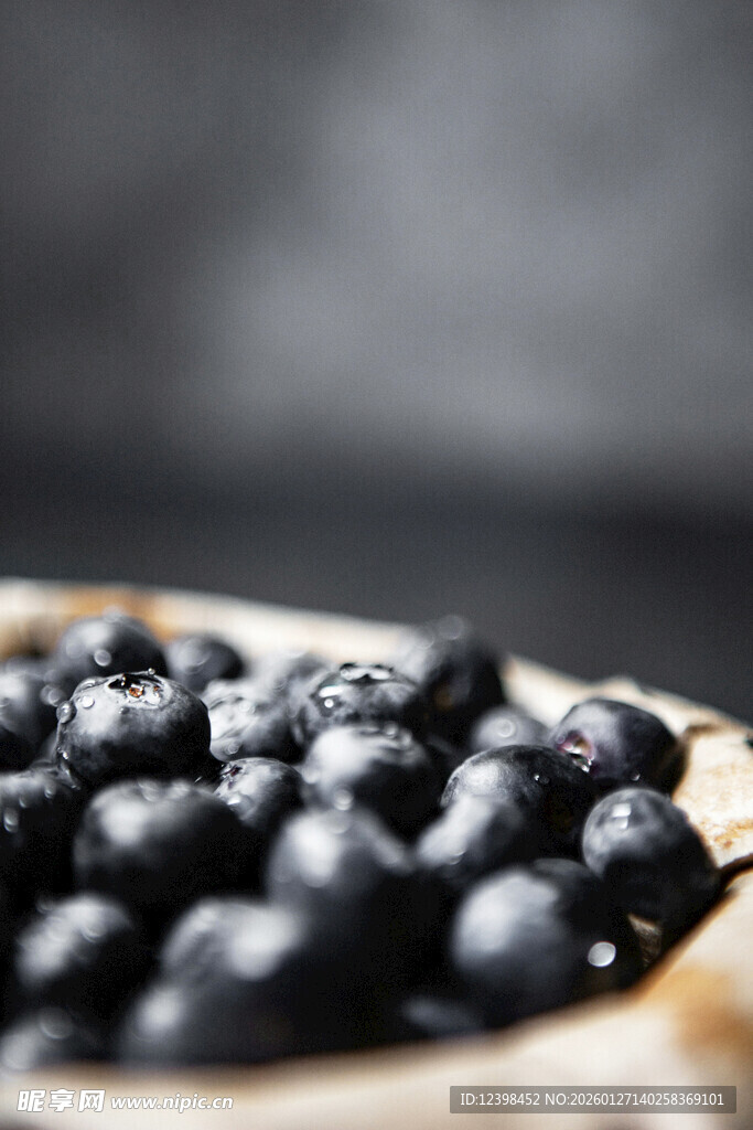 木盘里的饱满新鲜蓝莓