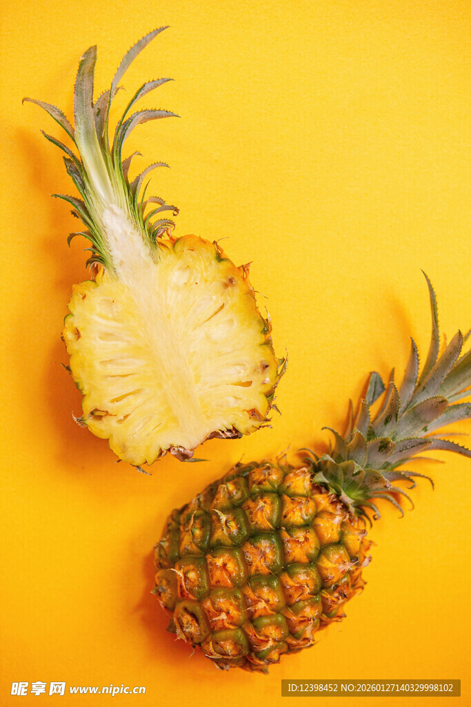 切开的新鲜菠萝