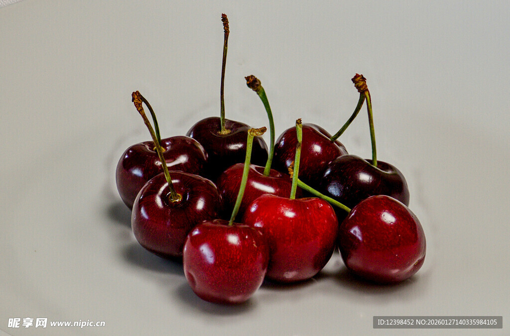 新鲜饱满的红樱桃