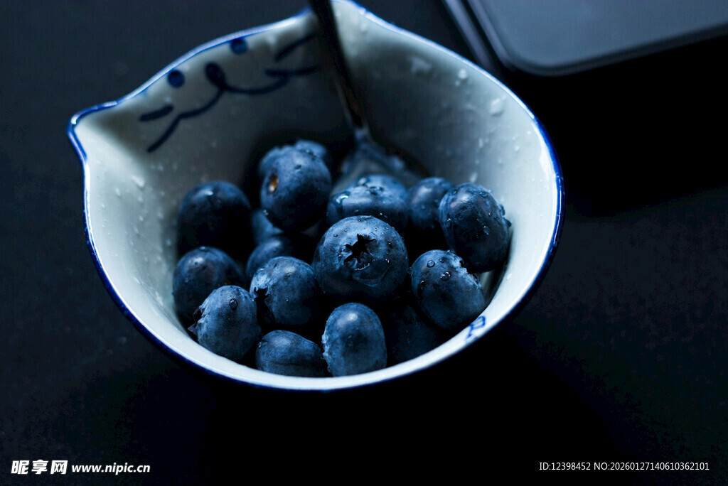 碗中新鲜蓝莓