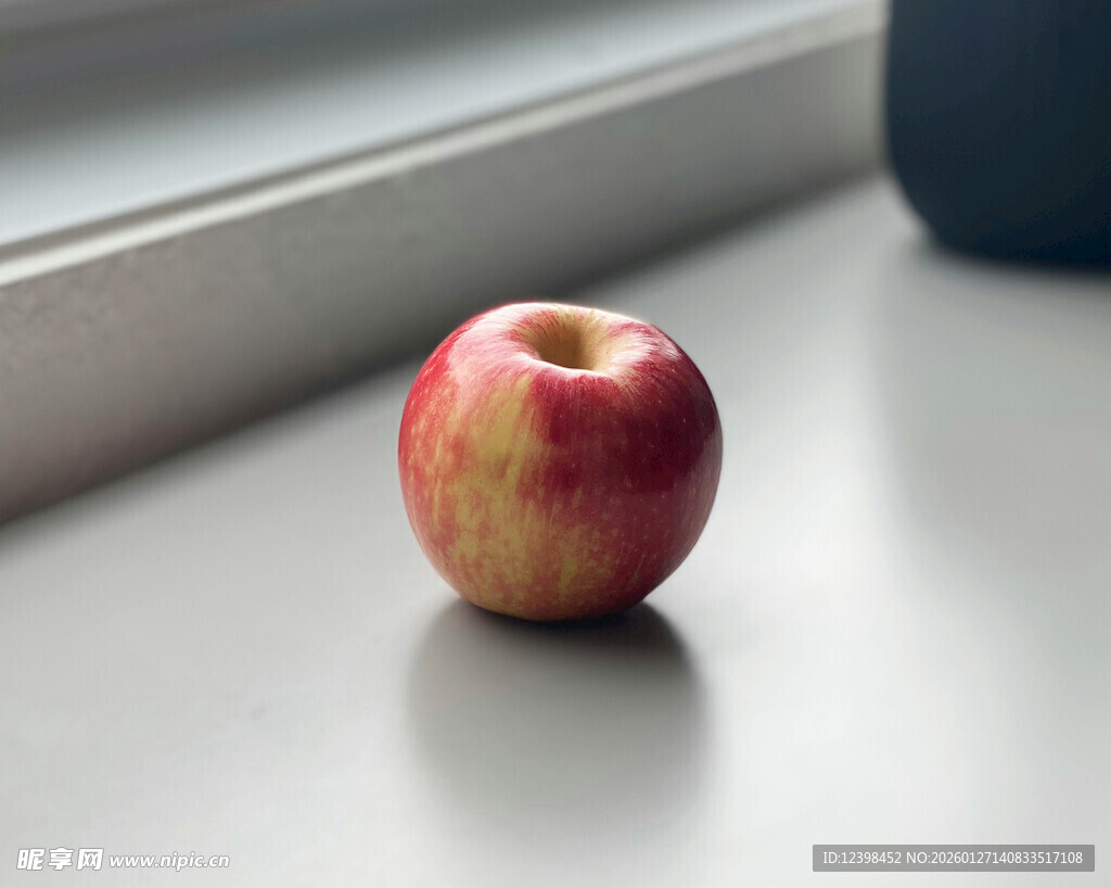 窗边红苹果