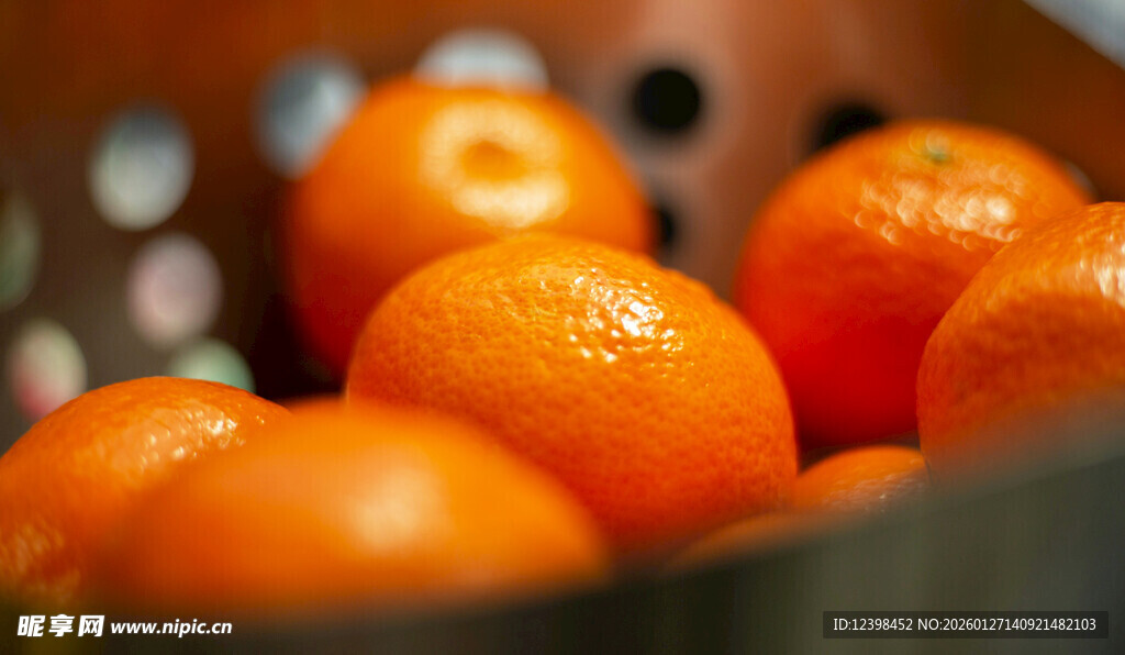 新鲜橙子置于容器中