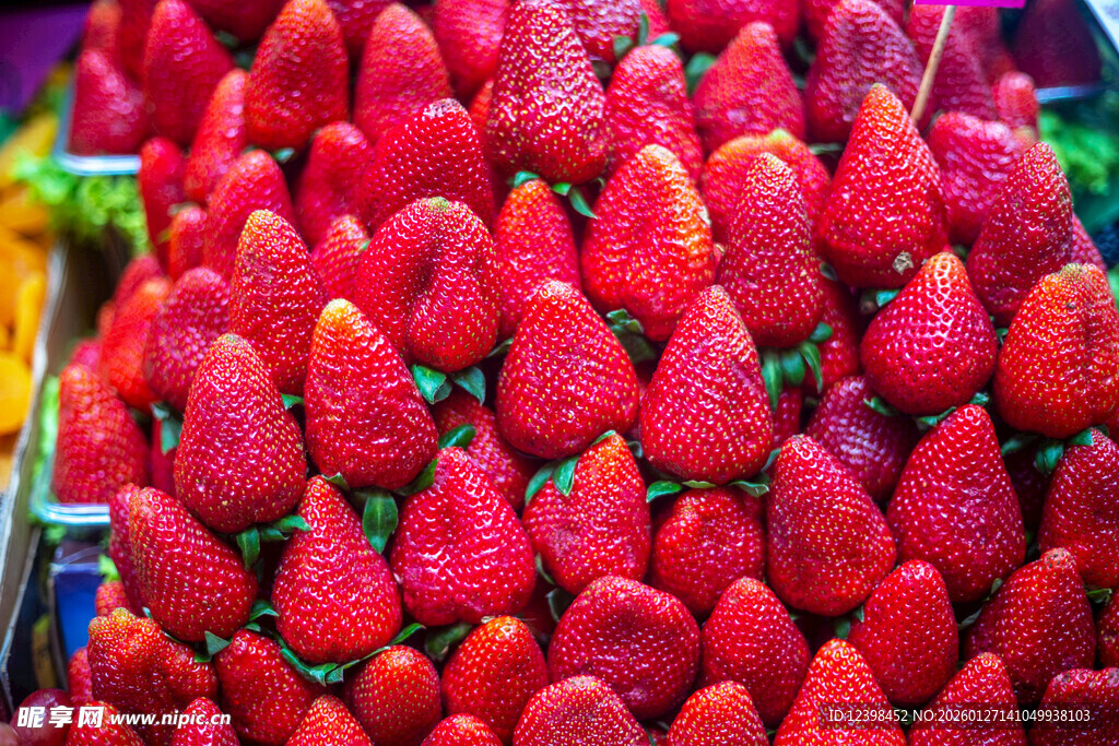 新鲜饱满的诱人草莓