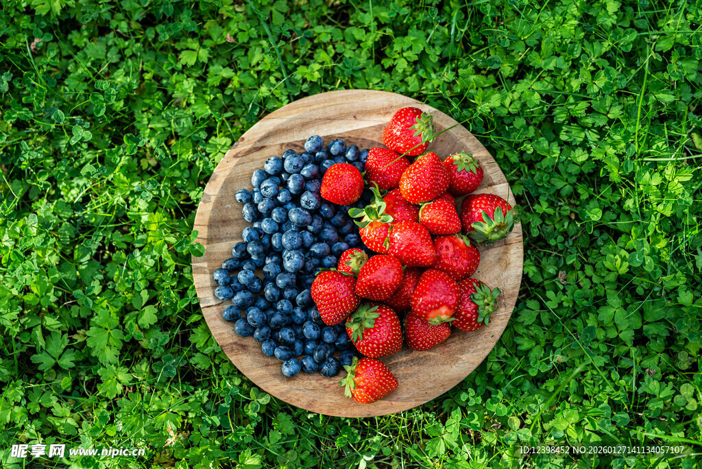 木盘里的新鲜草莓与蓝莓