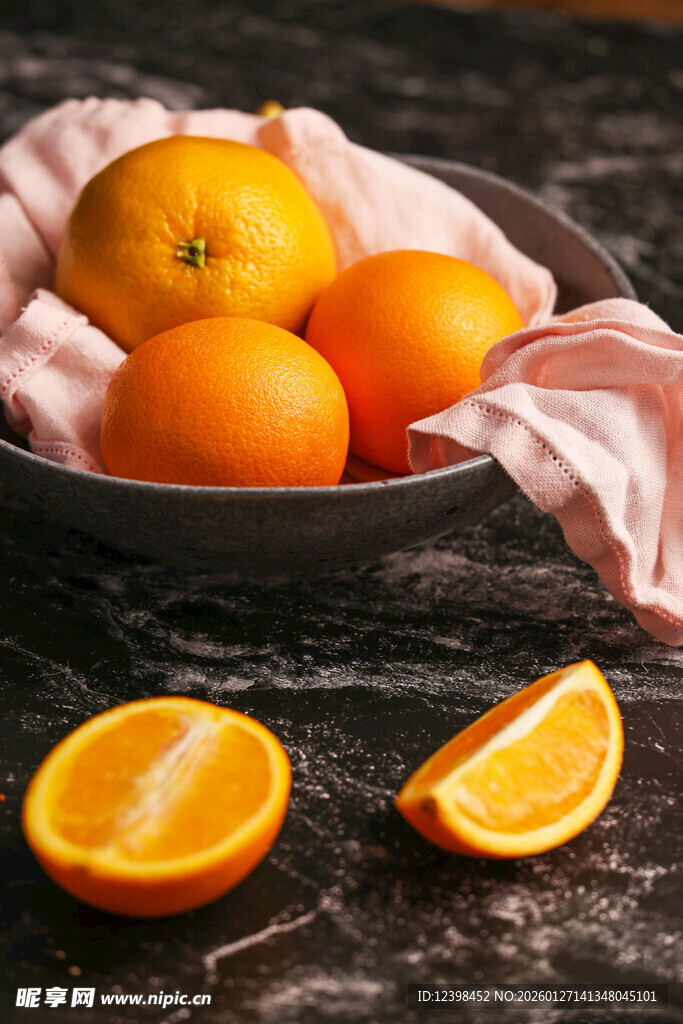 碗中鲜橙与切片橙子
