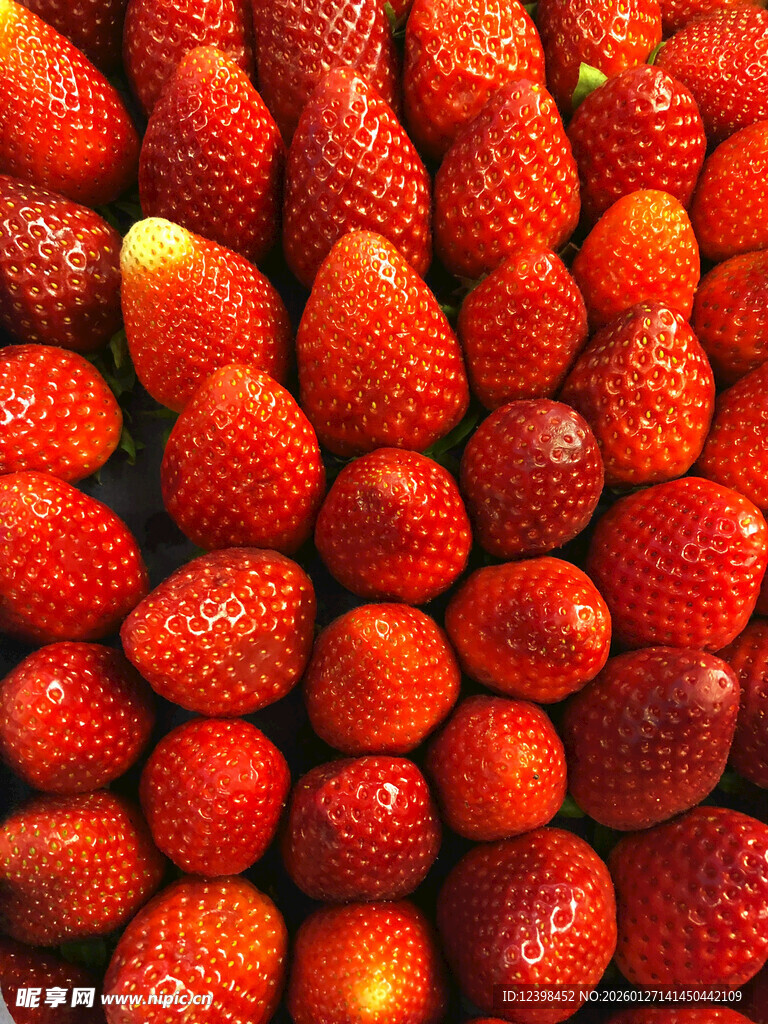 新鲜饱满的诱人草莓