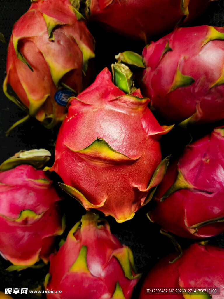 新鲜火龙果堆叠展示