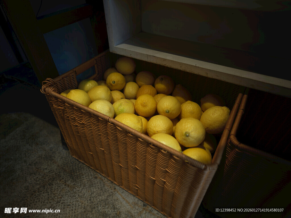 装满柠檬的木质箱子