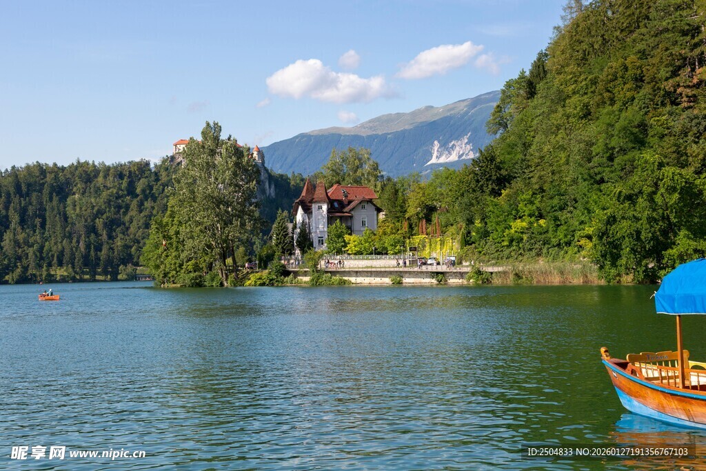 湖畔美景 小船悠荡山间