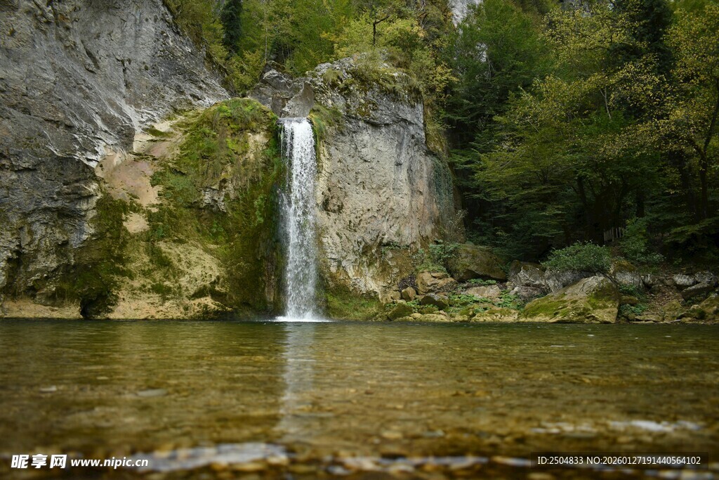 山间瀑布下的清澈水域
