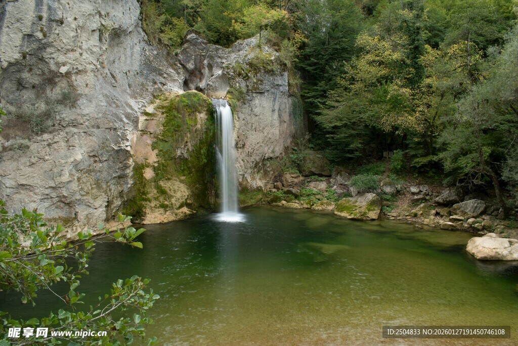 山间瀑布下的清幽水潭