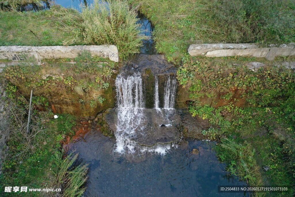 庭院中的小型流水喷泉