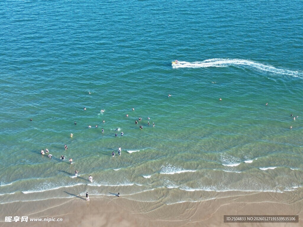 俯瞰碧海沙滩上的快艇