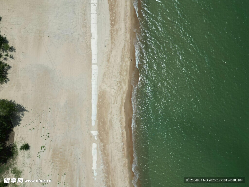 俯瞰沙滩与碧绿海水