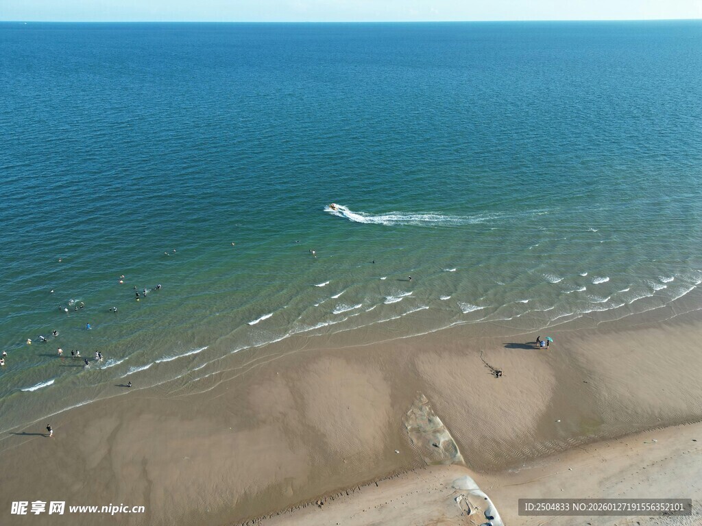 俯瞰海边沙滩与蔚蓝大海