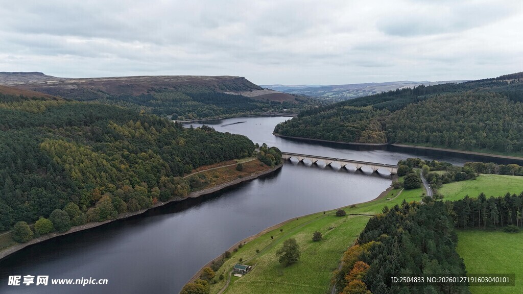 俯瞰蜿蜒河流与周边美景