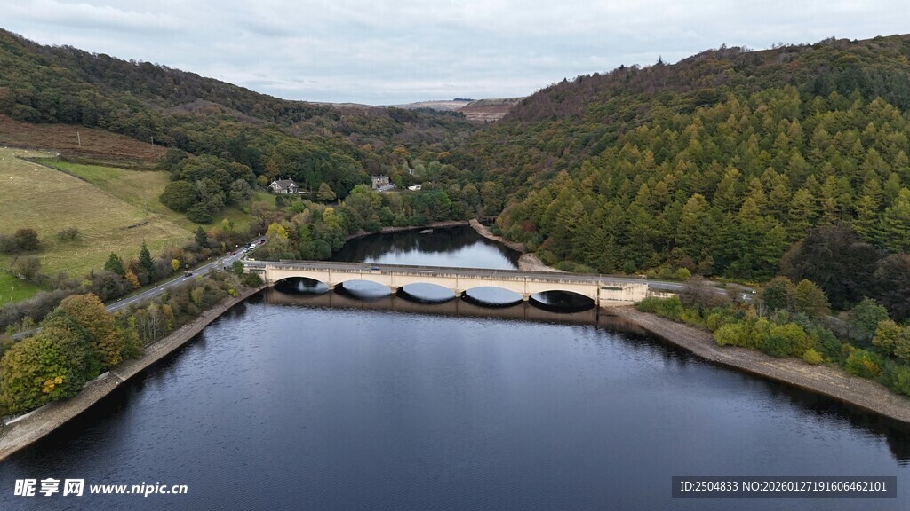 宁静山水间的宽阔湖泊