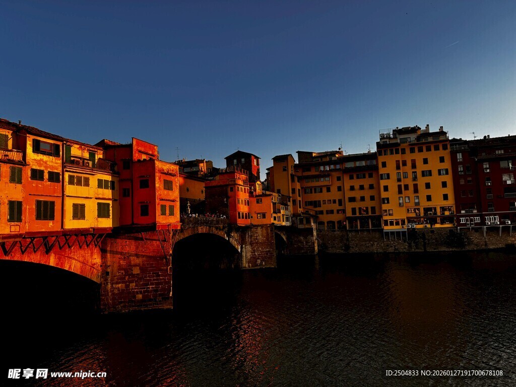 河畔华灯初上夜景图
