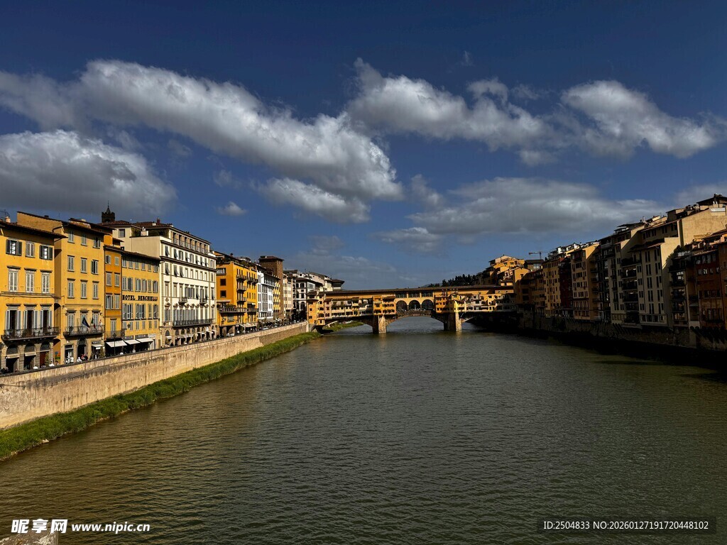河畔欧式建筑风景