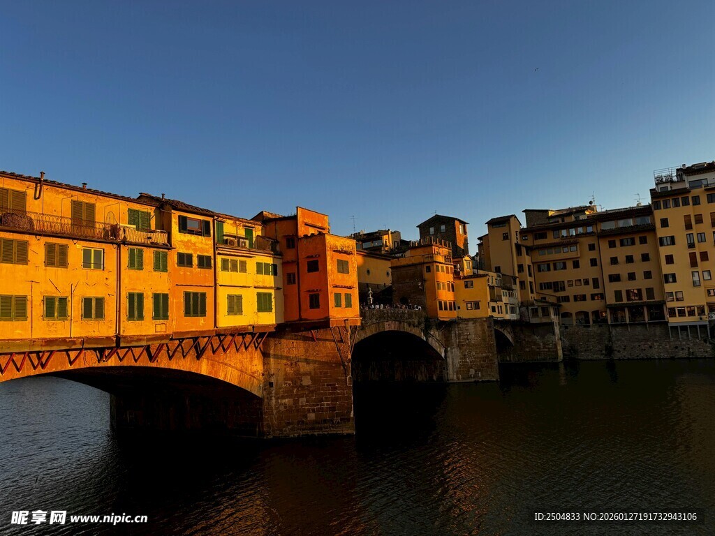 河畔古桥旁的美丽建筑