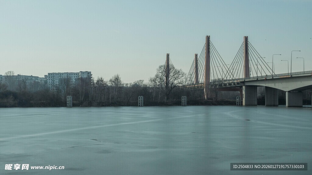 冬日河畔桥梁风景