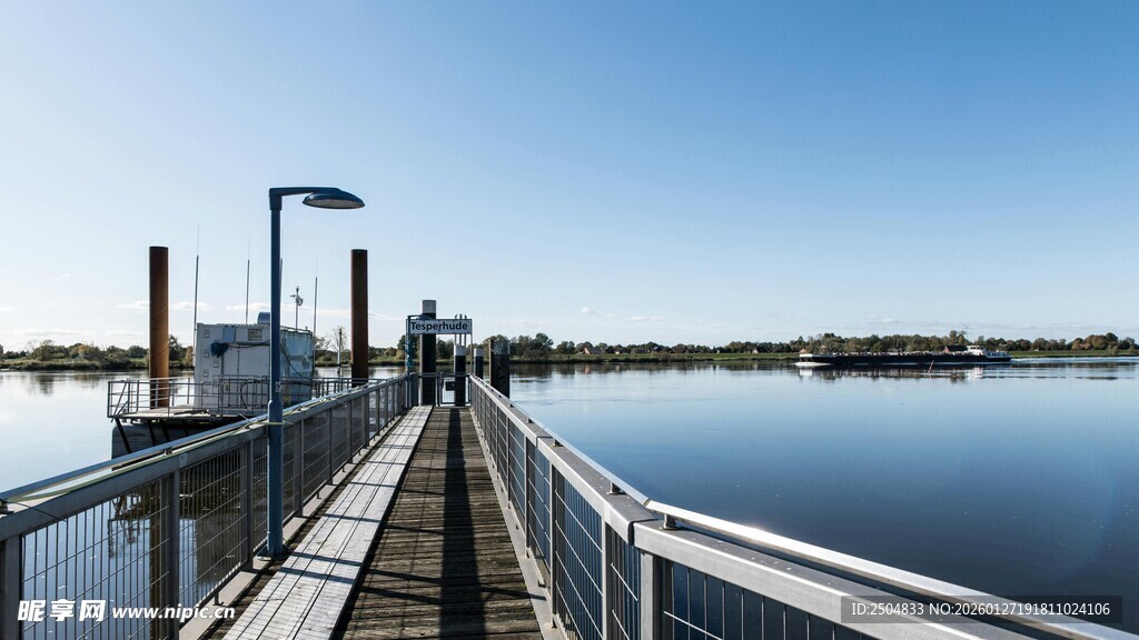 宁静湖畔的木质栈桥