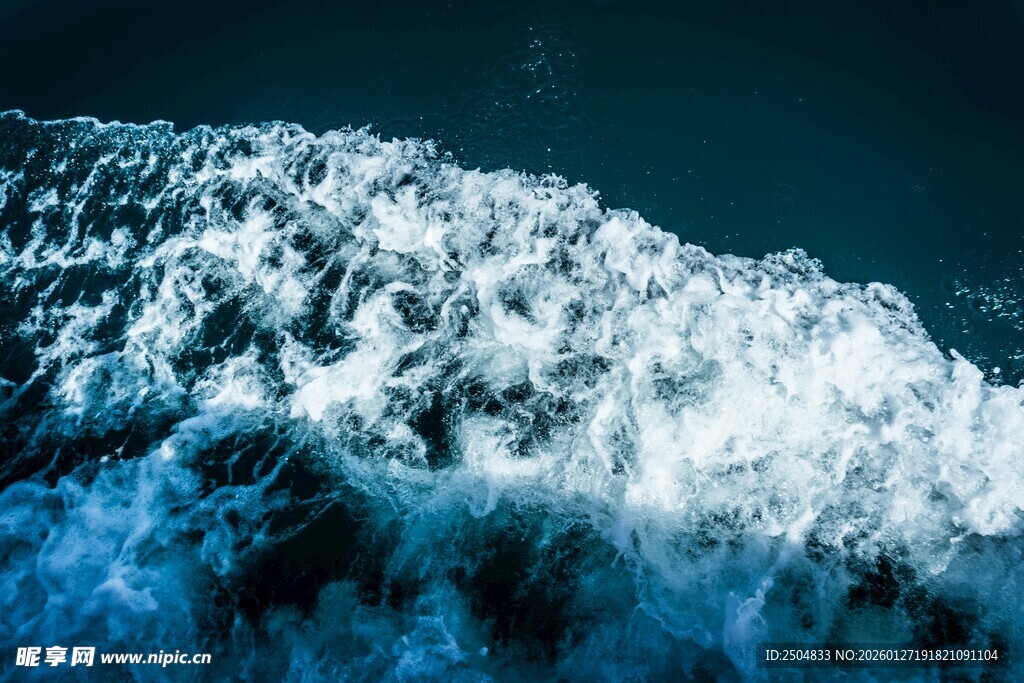 汹涌海浪的壮观瞬间