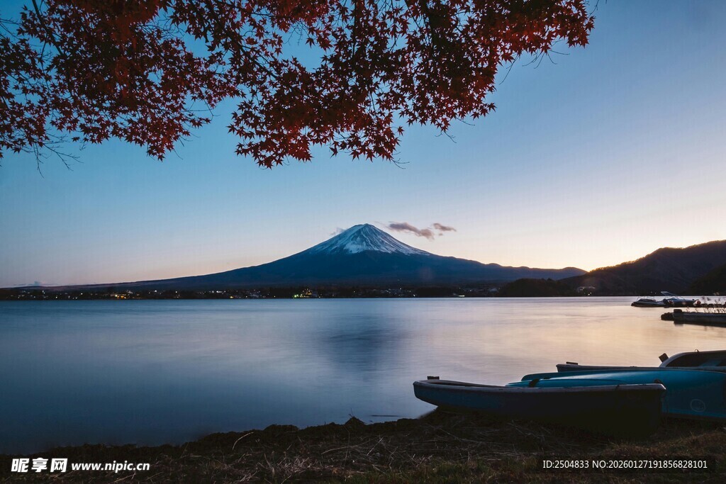 湖畔富士山美景