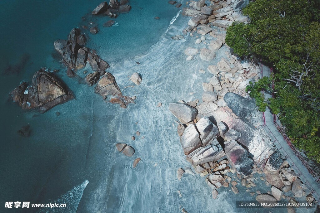 俯瞰蓝色海岸与嶙峋礁石