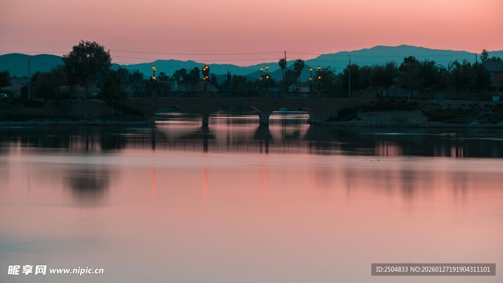 湖畔壮美日落景观