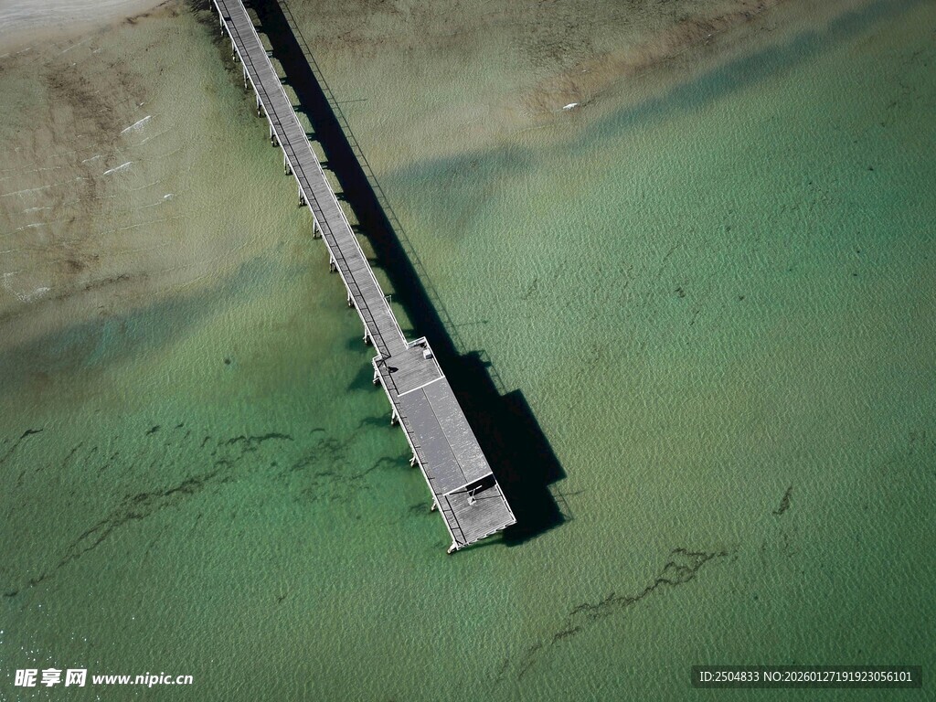 空中俯瞰水上长桥