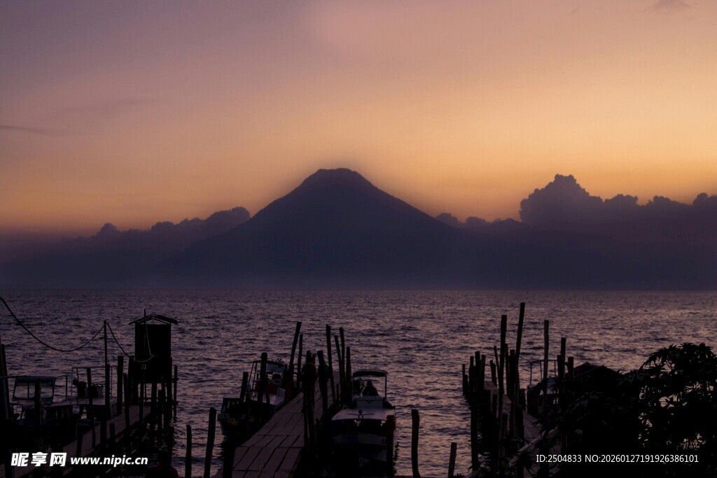 海边日落时分的美丽景致