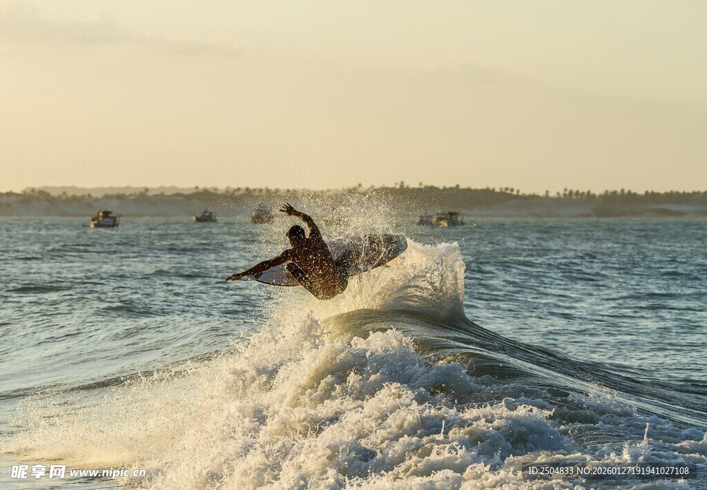 海上冲浪者的精彩瞬间