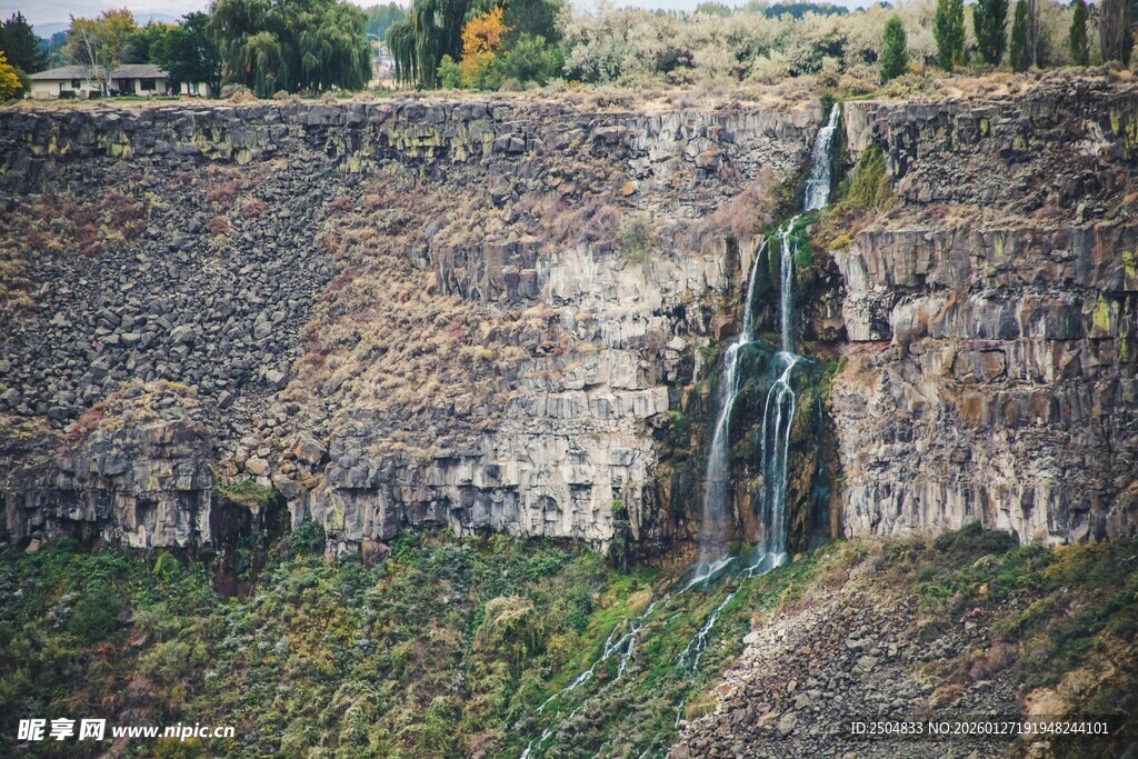 壮观悬崖瀑布景观