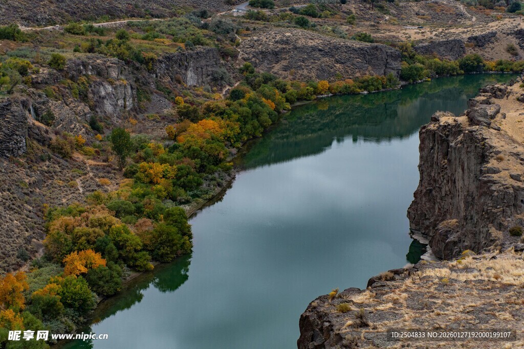 峡谷间的静谧绿水景观