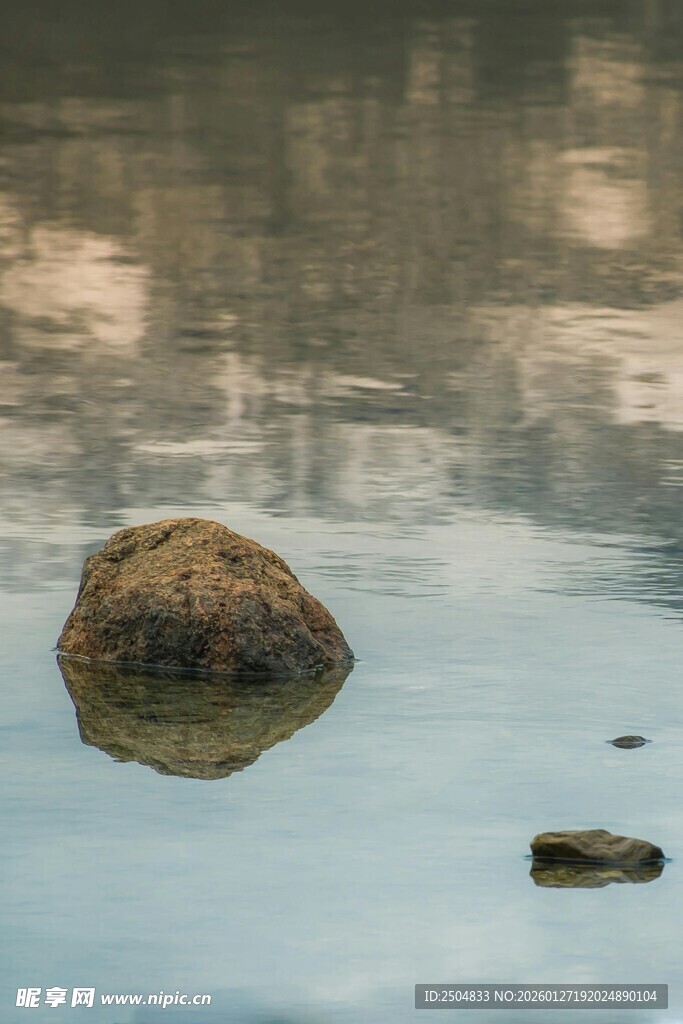 水中孤石的静谧景象